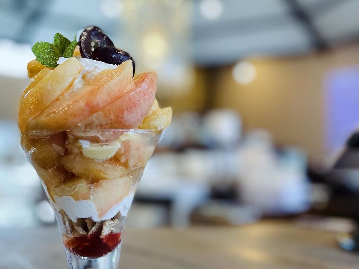 82cafeの店内と、旬の桃を使ったフルーツパフェ